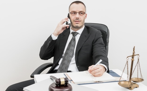 وکیل تلفنی واقعی به موکل “مسیر” می‌دهد - تیم وکلای کارپردازان